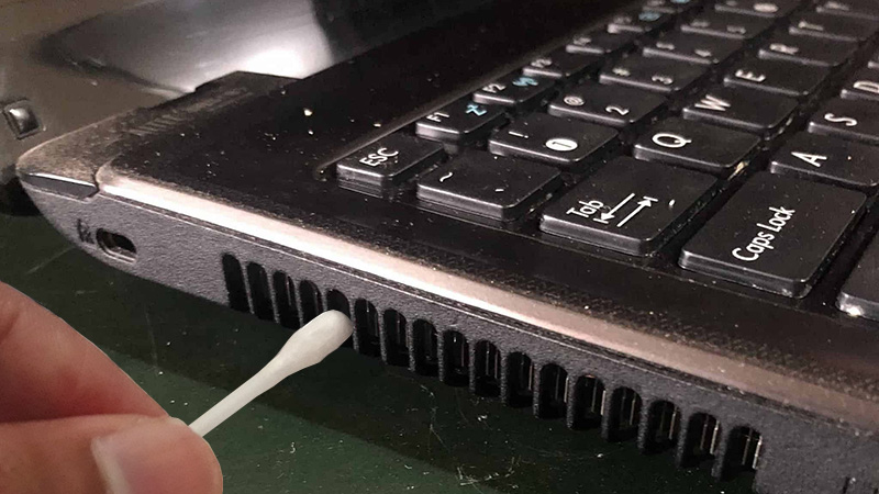 Vệ sinh khe tản nhiệt laptop bằng bông tăm